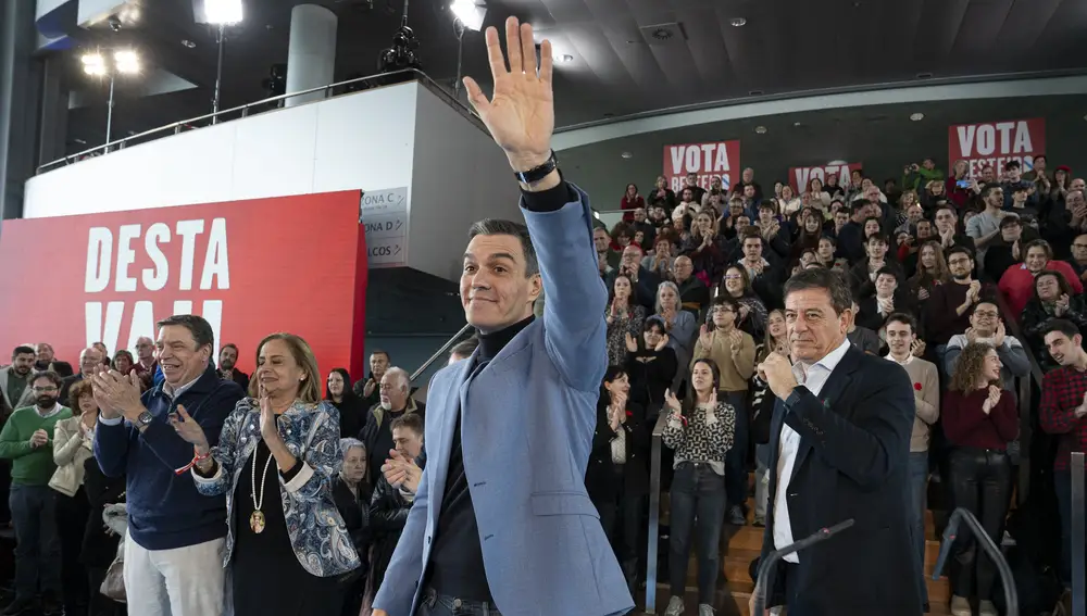 El ministro de Agricultura, Pesca y Alimentación, Luis Planas (i), el secretario general del PSOE y presidente del Gobierno, Pedro Sánchez (2d), y el candidato del PSdeG para la Presidencia de la Xunta, José Ramón Gómez Besteiro (d), durante un mitin de campaña, a 10 de febrero de 2024, en Vigo, Pontevedra, Galicia (España). 