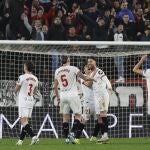 Los jugadores del Sevilla, después del triunfo ante el Atlético