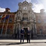 El presidente de la Junta, Juanma Moreno, y el presidente de Melilla, Juan José Imbroda