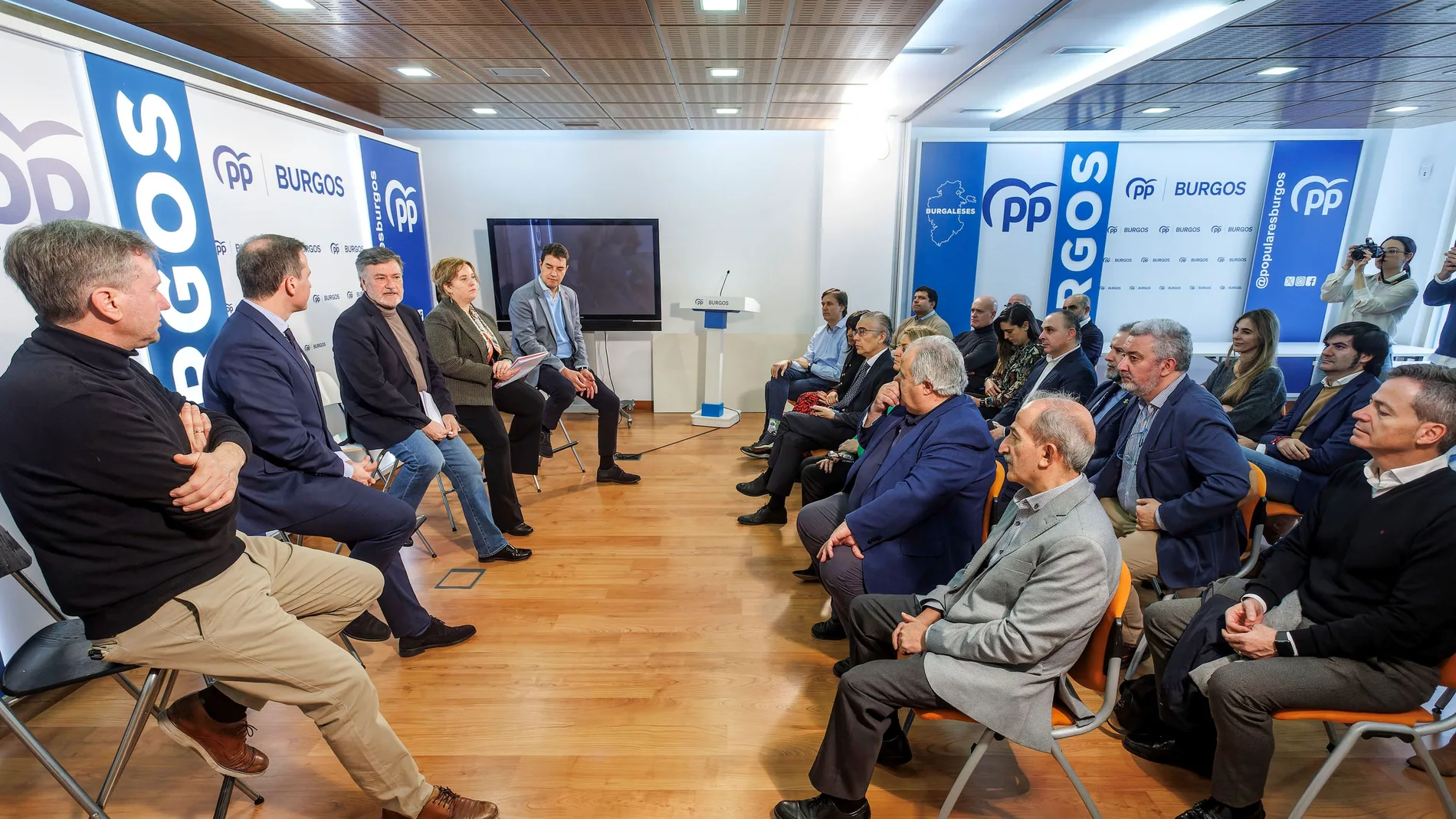 El secretario general del PP de Castilla y León, Francisco Vázquez, mantiene una reunión de trabajo con el Comité de Dirección Provincial del Partido Popular de Burgos
