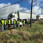 Agricultura.- Transportistas se unen a la protesta agrícola con cortes intermitentes en El Prado y el cruce de Montijo en Mérida