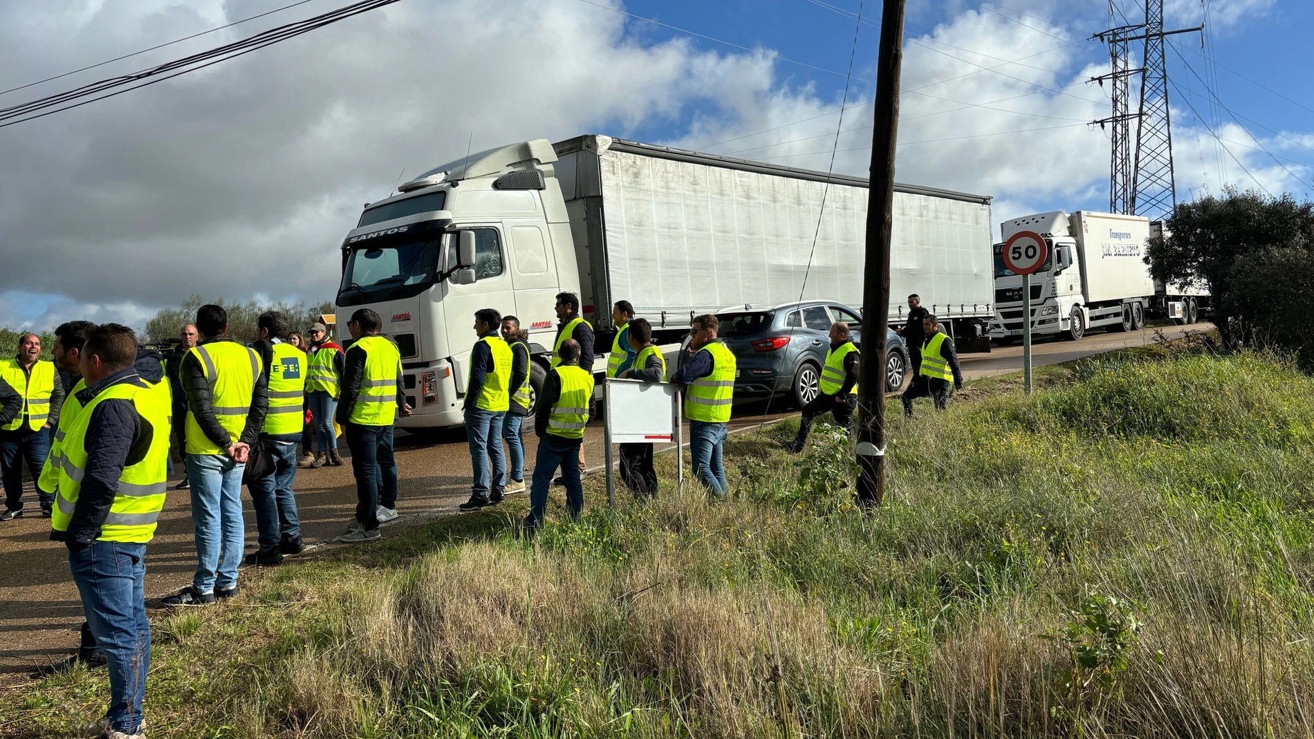 Cortes de carreteras en Mérida por parte de agricultores y transportistas EUROPA PRESS 12/02/2024