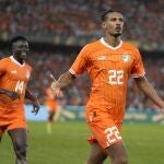 Sebastian Haller celebra el gol del triunfo de Costa de Marfil