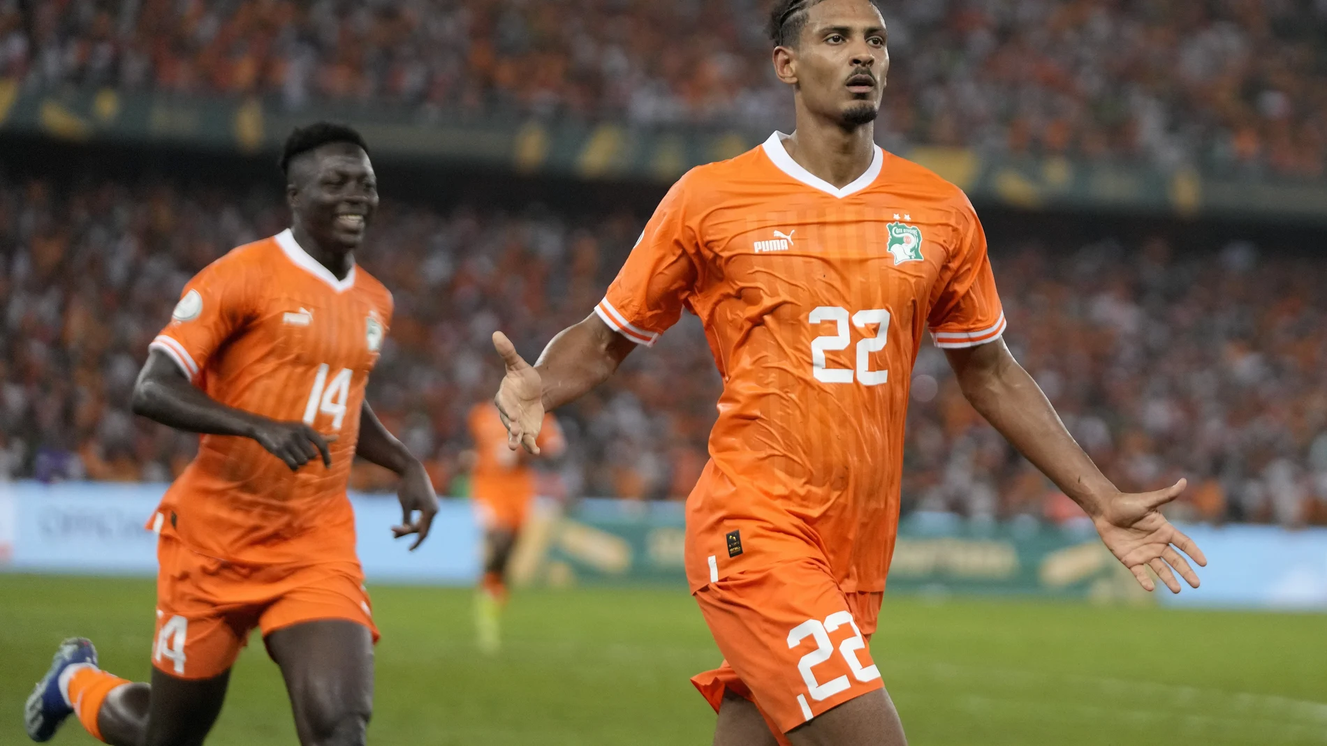 Sebastian Haller celebra el gol del triunfo de Costa de Marfil