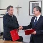 Gerardo Dueñas junto a José Antonio Ibarlucea durante la firma del convenio