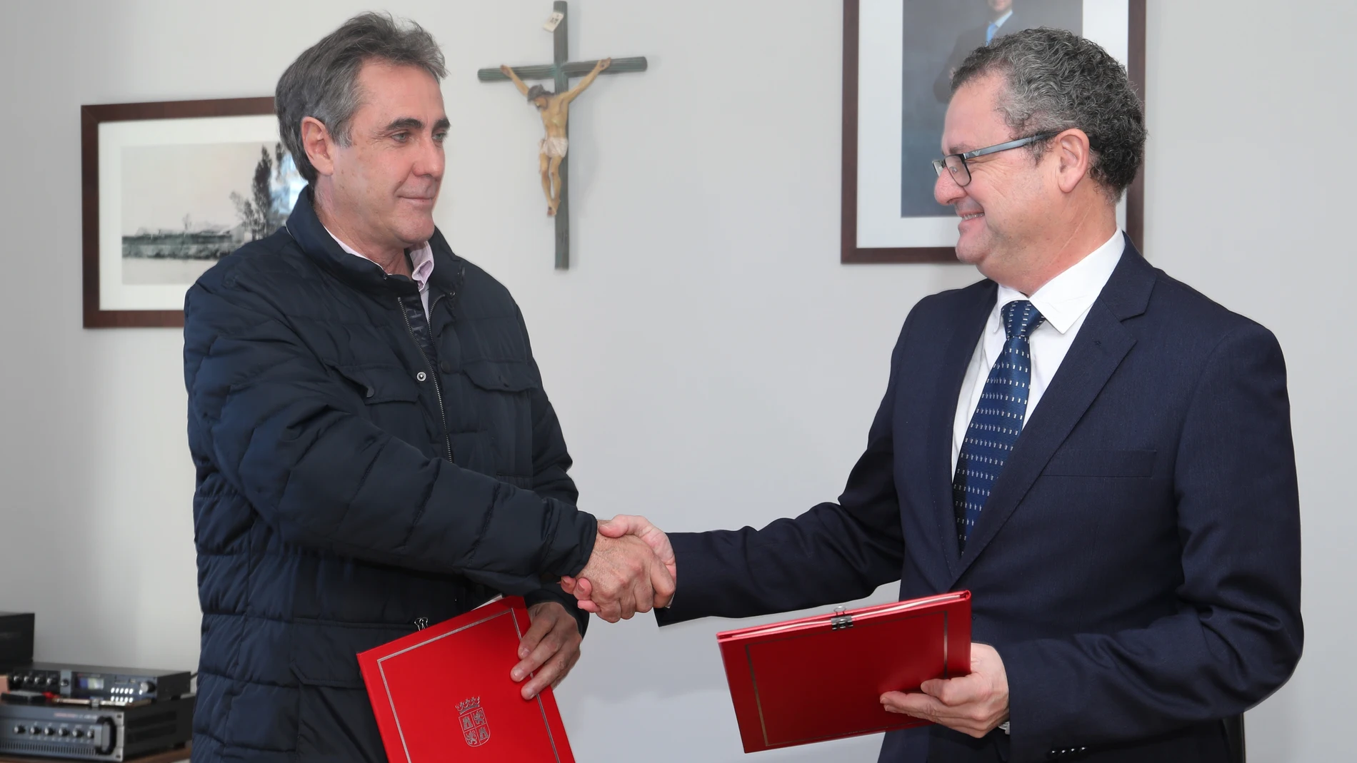Gerardo Dueñas junto a José Antonio Ibarlucea durante la firma del convenio