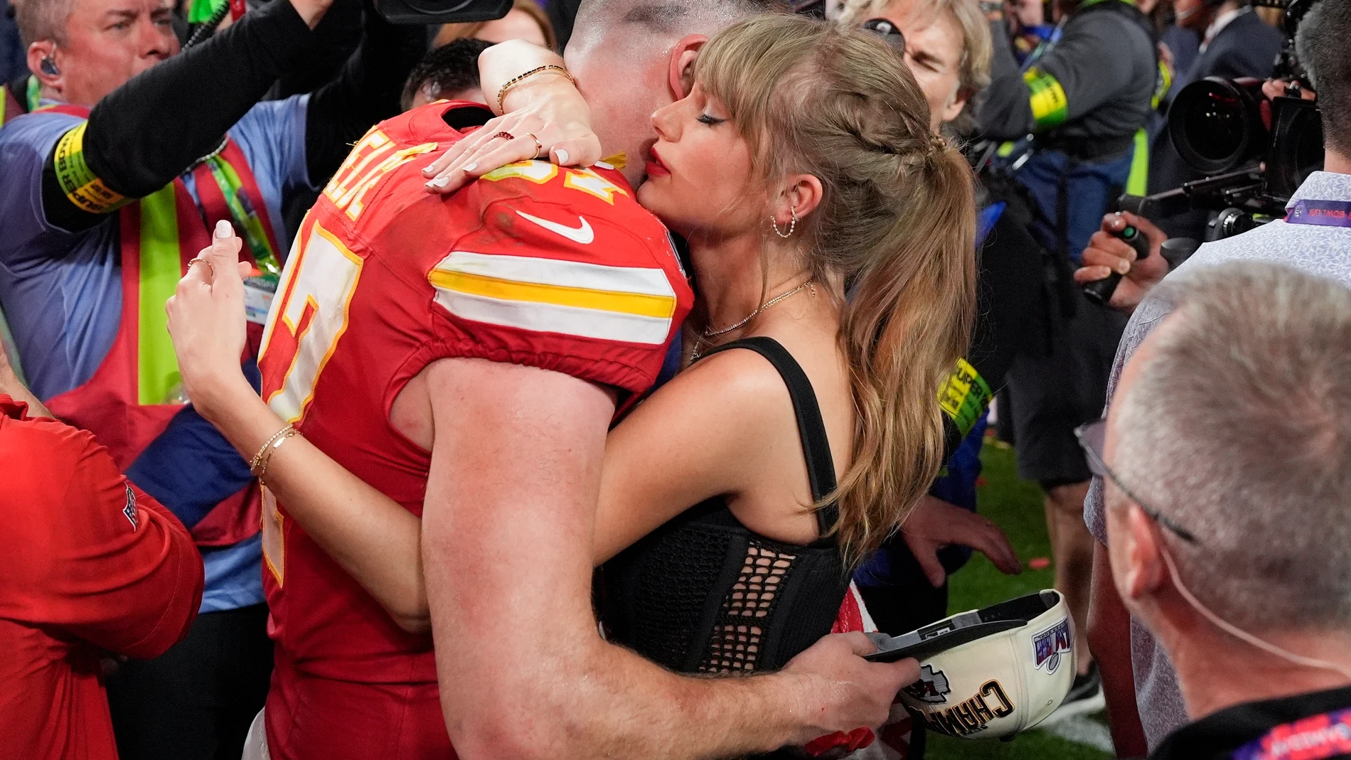 Taylor Swift embraces Kansas City Chiefs tight end Travis Kelce after the NFL Super Bowl 58 football game against the San Francisco 49ers, Sunday, Feb. 11, 2024, in Las Vegas. The Chiefs won 25-22. (AP Photo/John Locher)