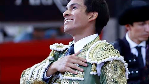 Gravísima cornada en el cuello al mexicano José Alberto Ortega