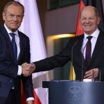 El canciller alemán, Olaf Scholz (izda.), estrecha la mano al primer ministro polaco, Donald Tusk