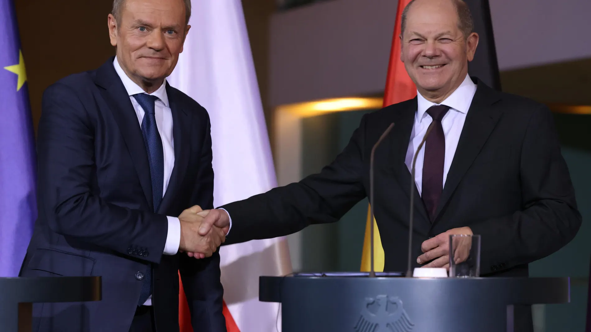 Berlin (Germany), 12/02/2024.- German Chancellor Olaf Scholz (R) and Polish Prime Minister Donald Tusk shake hands at the end of a joint press conference at the chancellery in Berlin, Germany, 12 February 2024. German Chancellor Olaf Scholz and Polish Prime Minister Donald Tusk met for bilateral talks. (Alemania, Polonia) EFE/EPA/CLEMENS BILAN
