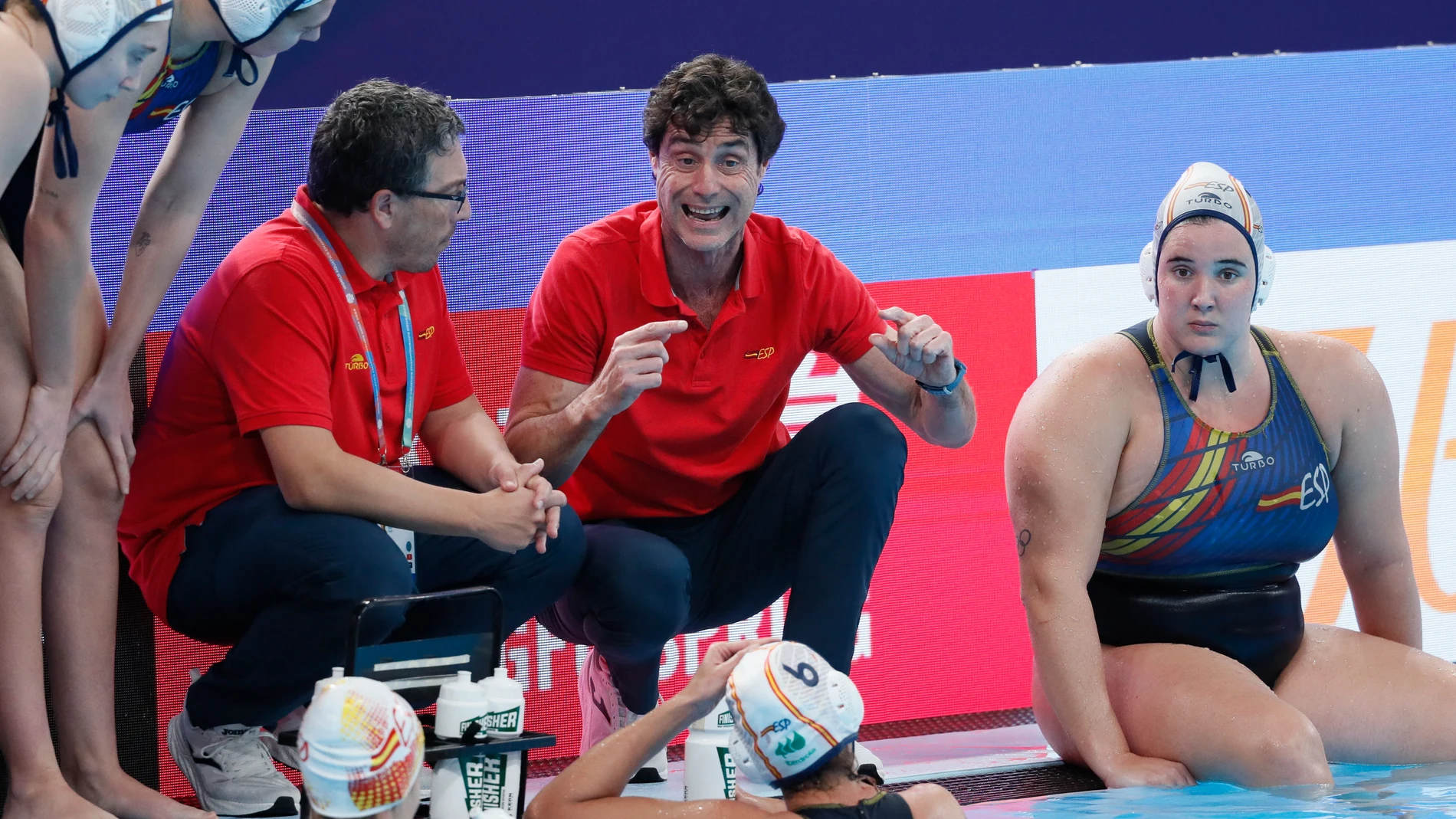 Miki Oca da instrucciones en un partido de España