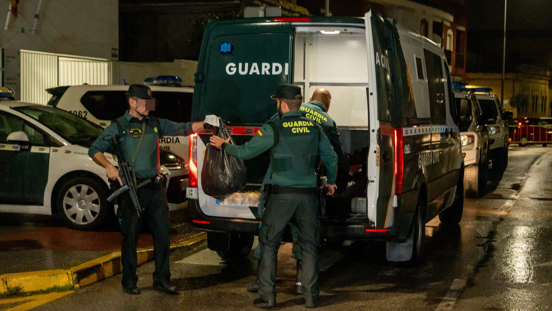 La Guardia Civil introducen en los furgones las pertenencias de los detenidos, a 12 de febrero de 2024, en Barbate, Cádiz, (Andalucía, España). El Juzgado mixto número uno de Barbate (Cádiz) ha acordado en la tarde de este lunes el ingreso en prisión provisional de los seis tripulantes de la narcolancha que el pasado viernes arrolló a una patrullera de la Guardia Civil y ocasionó la muerte de dos agentes en acto de servicio.12 FEBRERO 2024Francisco J. Olmo / Europa Press12/02/2024