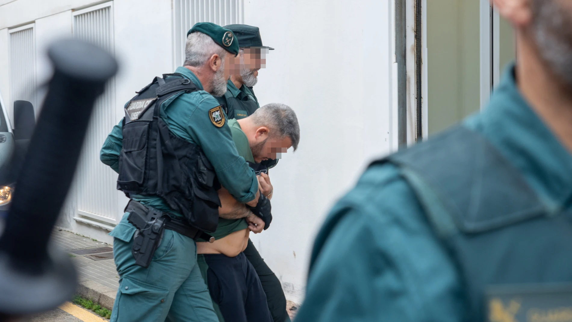 Uno de los ocho detenidos por arrollar con una narcolancha a dos guardias civiles, a su llegada al Juzgado de Barbate. FRANCISCO J. OLMO /EUROPA PRESS 12/02/2024