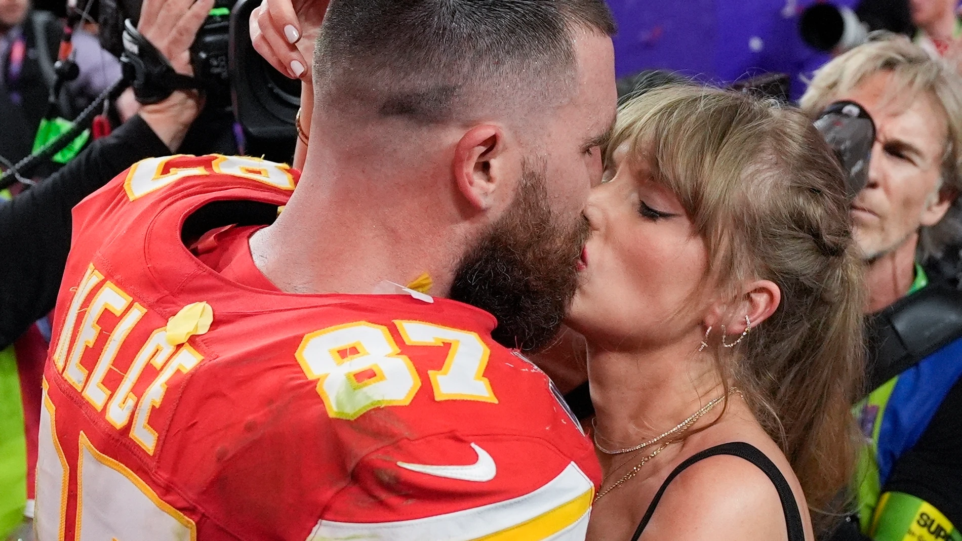 Kansas City Chiefs tight end Travis Kelce (87) kisses Taylor Swift after the NFL Super Bowl 58 football game against the San Francisco 49ers, Sunday, Feb. 11, 2024, in Las Vegas. The Kansas City Chiefs won 25-22 against the San Francisco 49ers. (AP Photo/John Locher)