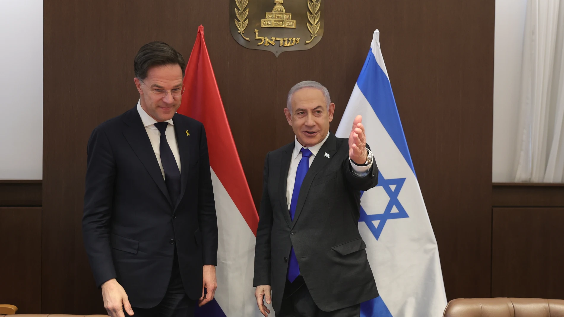 Jerusalem (Ó-), 12/02/2024.- Dutch Prime Minister Mark Rutte (L) and Israeli Prime Minister Benjamin Netanyahu chat prior to their meeting at the prime minister's office in Jerusalem, 12 February 2024. Rutte is on an official visit to Jerusalem and is scheduled to visit the West Bank city of Ramallah later in the day. (Países Bajos; Holanda, Jerusalén, Ramala) EFE/EPA/ABIR SULTAN 