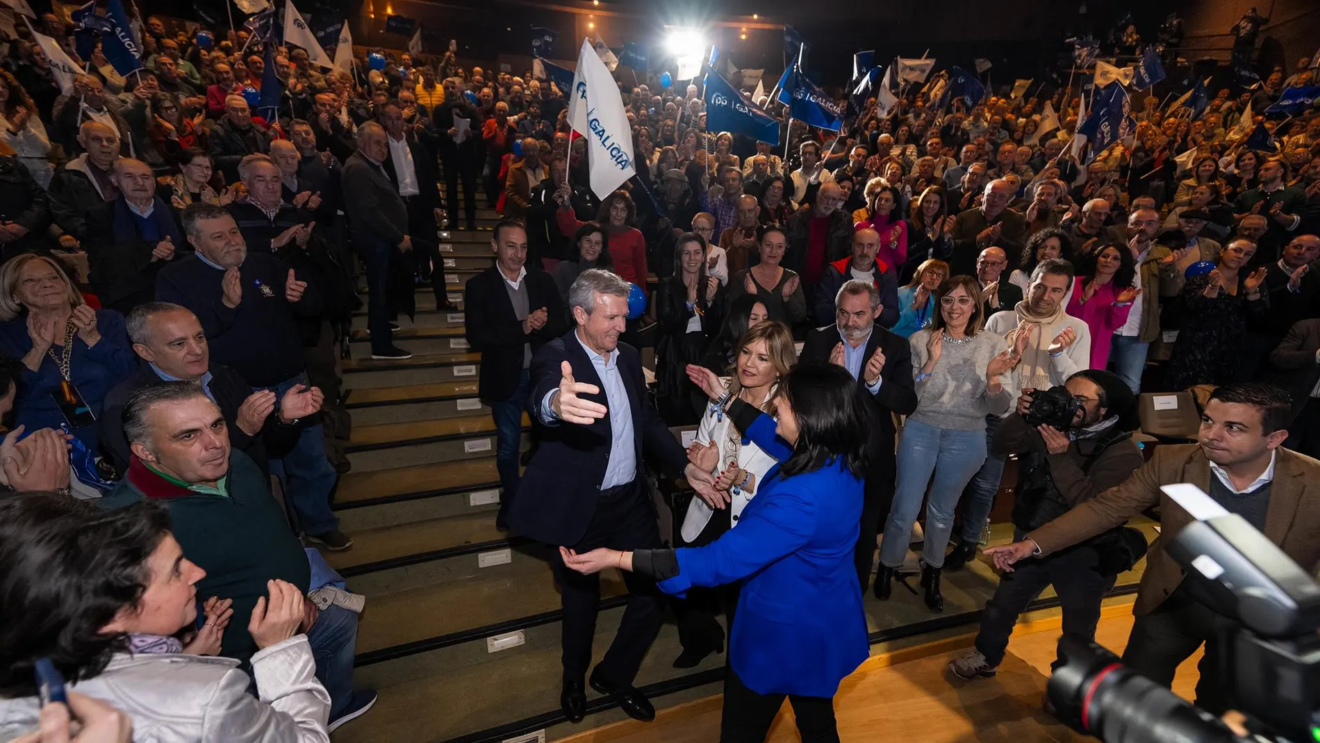 Rueda saluda a Elena Candía ayer en Lugo.