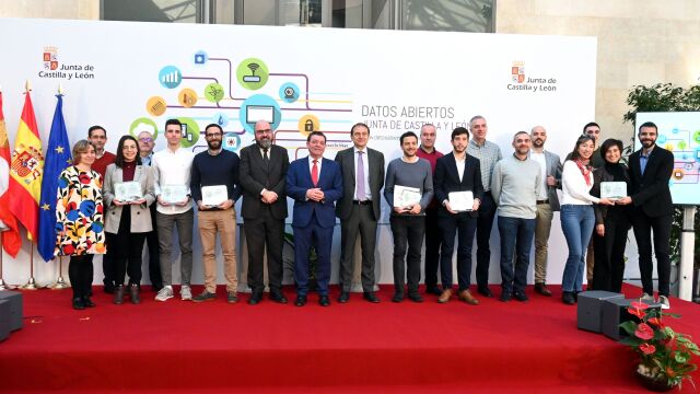 El consejero González Gago junto a los premiados