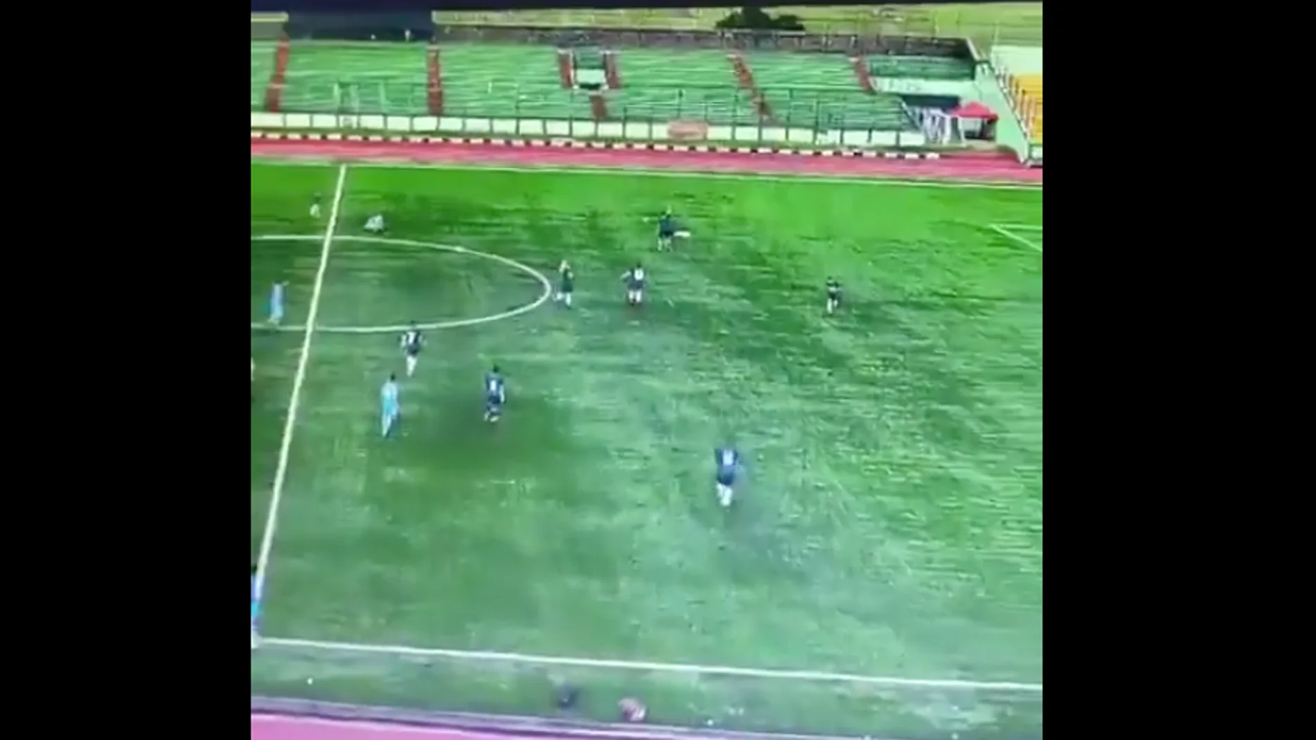 El impactante vídeo de la muerte de un futbolista alcanzado por un rayo en pleno partido