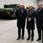 El canciller alemán, Olaf Scholz, y el ministro de Defensa posan junto a un "Leopard 2" en una fábrica de Rheinmetall