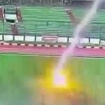 Un futbolista indonesio muere alcanzado por un rayo durante un partido