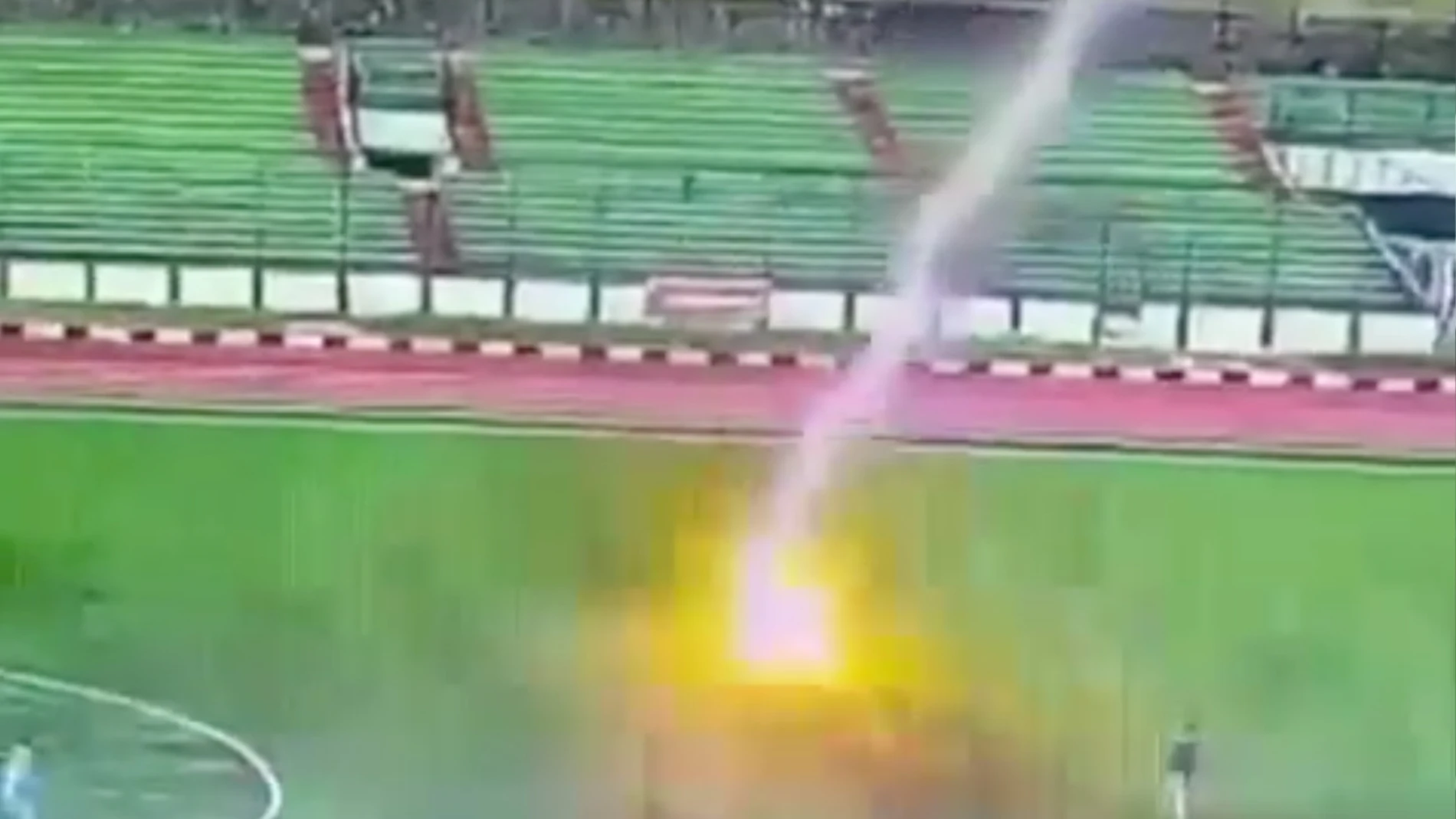 Un futbolista indonesio muere alcanzado por un rayo durante un partido