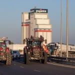 Medio centenar de vehículos entre tractores, camiones y turismos de agricultores protestan cortando el tráfico en la autovía 30 que conecta Murcia y Cartagena