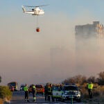 Desalojan un edificio próximo al antiguo hotel Sidi por un incendio forestal en El Saler