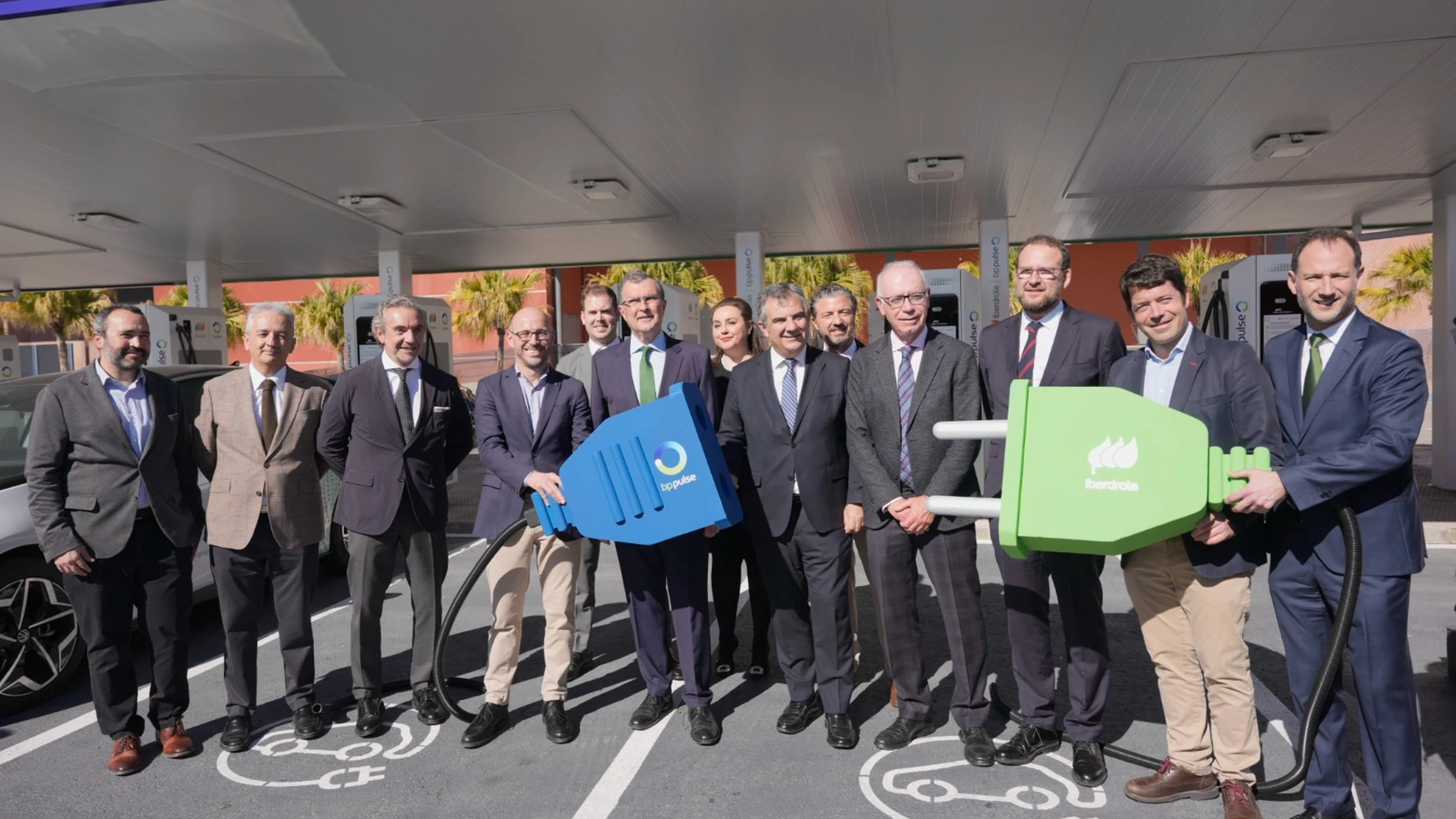La nueva infraestructura, que cuenta con ocho puntos de carga, dos de 360 kW y seis de 180 kW, está situada en el aparcamiento del centro comercial Thader, en Murcia