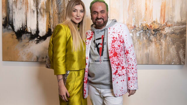 La pintora Elena Ksanti y la firma Maison Mesa unen arte y moda con esta colaboracion en el marco de Madrid es