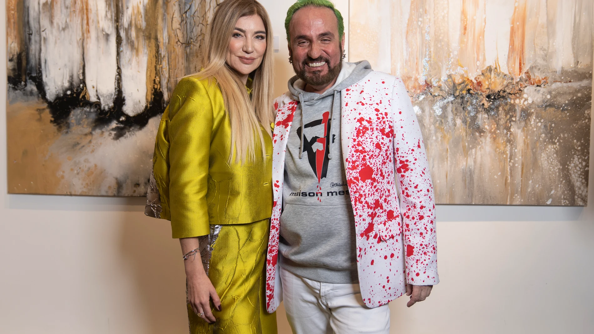 La pintora Elena Ksanti y la firma Maison Mesa unen arte y moda con esta colaboracion en el marco de Madrid es Moda