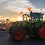 Medio centenar de vehículos entre tractores, camiones y turismos de agricultores protestan cortando el tráfico en la autovía 30 que conecta Murcia y Cartagena