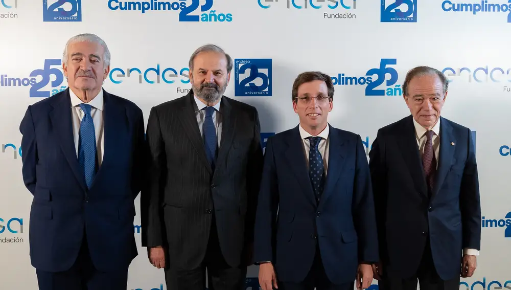 De izquierda a derecha, José Bogas, CEO de Endesa, Juan Sánchez-Calero, presidente de Endesa y de su Fundación, José Luis Martínez-Almeida, alcalde de Madrid y Gregorio Marañón, presidente del Teatro Real