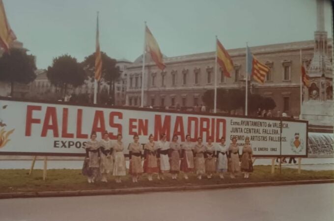 Imagen de la Fallera Mayor de Valencia y su Corte de Honor del año 1982