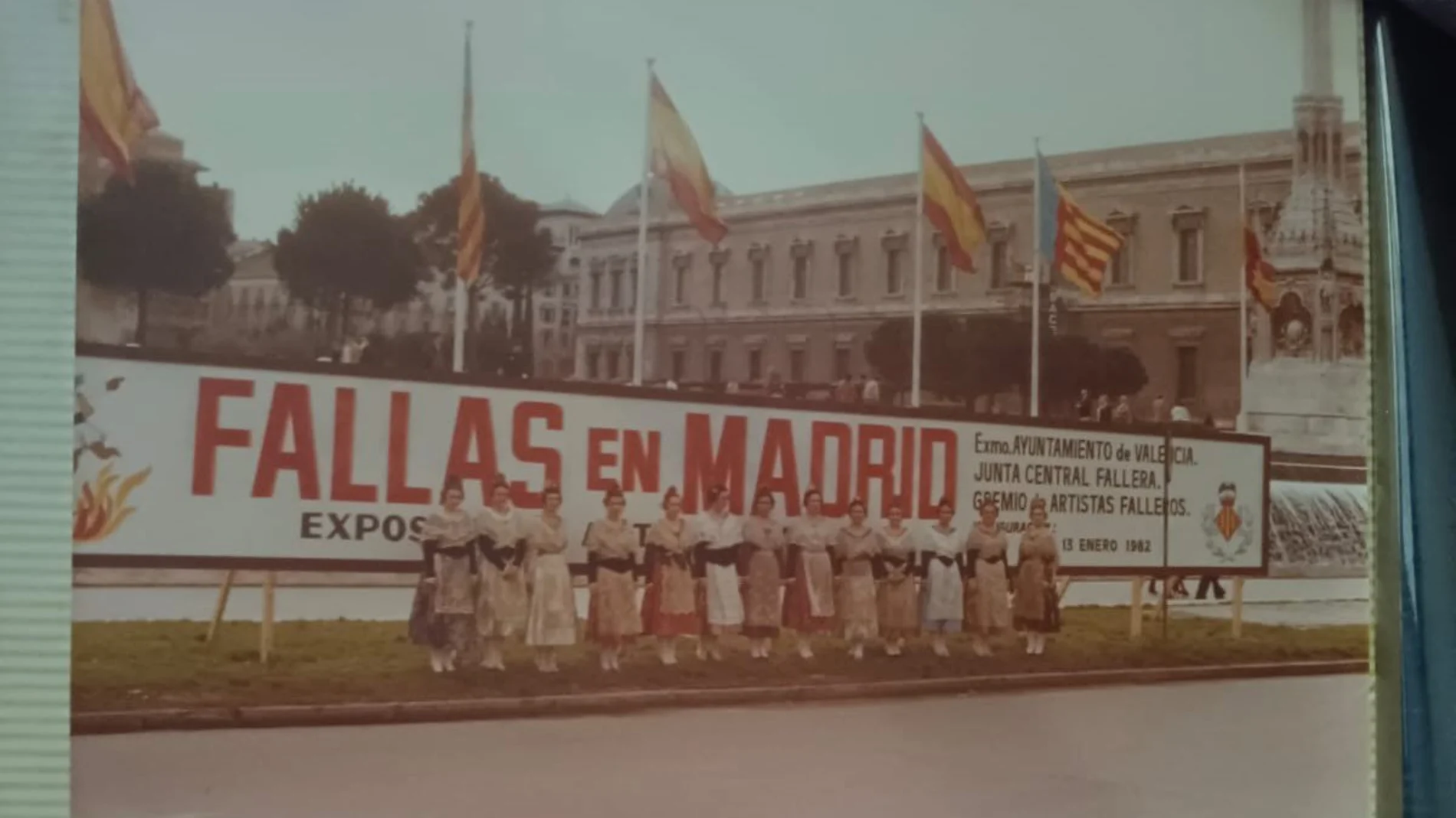 Imagen de la Fallera Mayor de Valencia y su Corte de Honor del año 1982