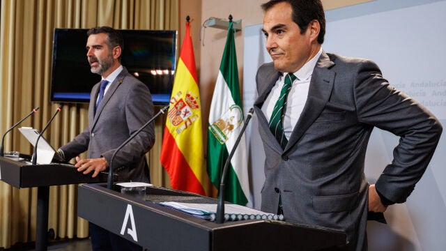 El consejero de Justicia, Administración Local y Función Pública José Antonio Nieto y el portavoz Ramón Fernández-Pacheco
