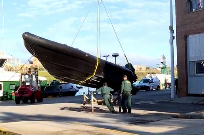 La narcolancha que partió en dos la zódiac en la que iban los dos agentes que han muerto en Barbate, Cádiz, ya se encuentra en el depósito del puerto de Algeciras, custodiada por la Guardia Civil.