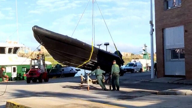 La narcolancha que partió en dos la zódiac en la que iban los dos agentes que han muerto en Barbate, Cádiz, ya se encuentra en el depósito del puerto de Algeciras, custodiada por la Guardia Civil.
