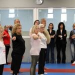 Personas mayores realizando judo en una de las primera clases en Alcalá de Henares