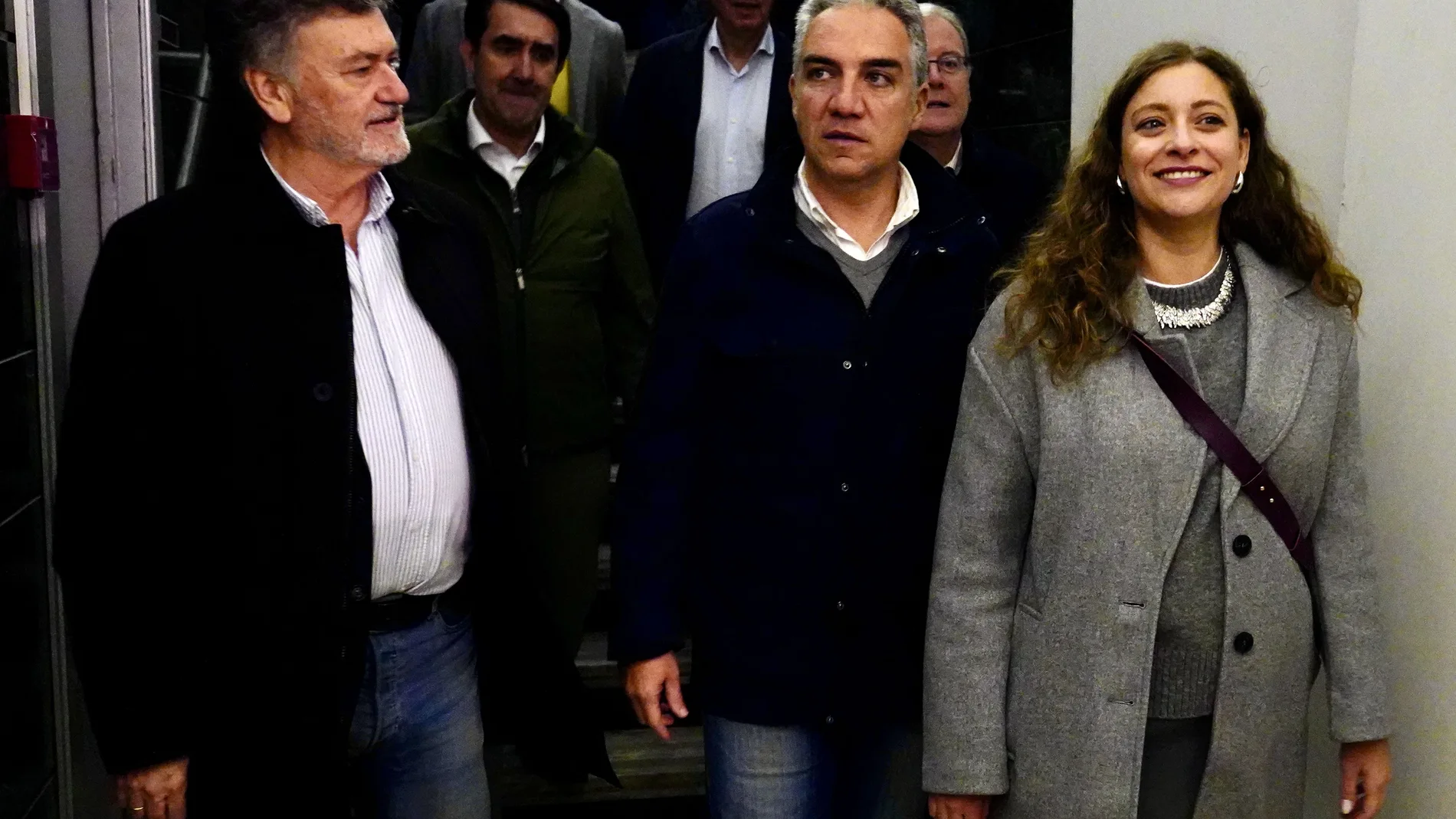 Bendodo llega a la sede del PP de León junto a Ester Muñoz, Vázquez, Suárez-Quiñones y Silván, entre otros