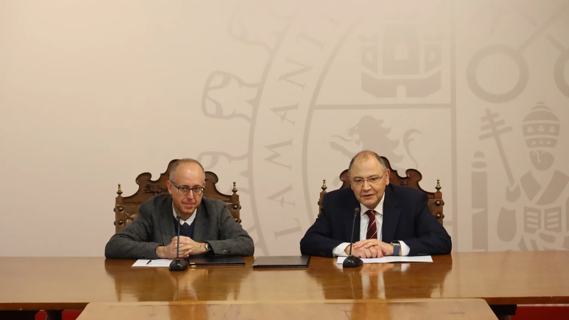  El vicerrector de Investigación y Transferencia de la USAL, José Miguel Mateos, y el presidente de la federación, Jesús Alberto Martín.