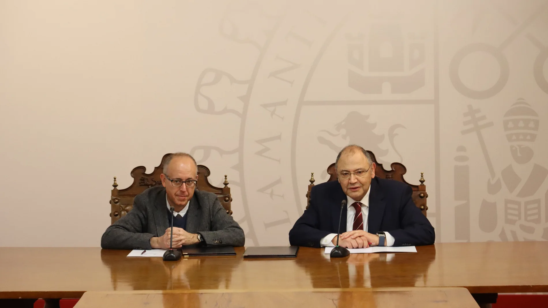 El vicerrector de Investigación y Transferencia de la USAL, José Miguel Mateos, y el presidente de la federación, Jesús Alberto Martín.