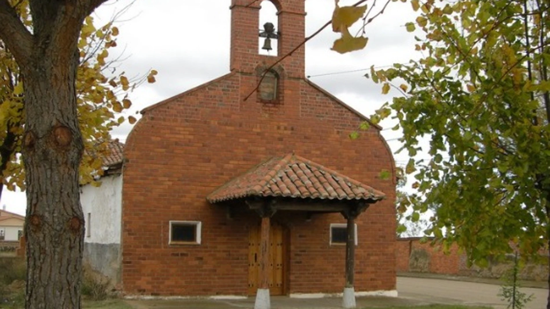 Exterior de la ermita del Cristo de las Eras o de la Vera Cruz de Bercianos del Páramo (León)