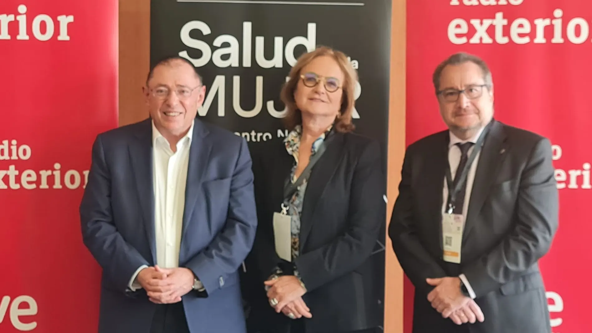 Dr. Santiago Palacios, presidente de SAMEM y presidente de FHOEMO Dra. Rosario Castaño, psicóloga clínica y presidenta del Instituto de Psicoterapia Relacional Dr. José Luis Baquero, miembro de Aecosar (De izquierda a derecha)