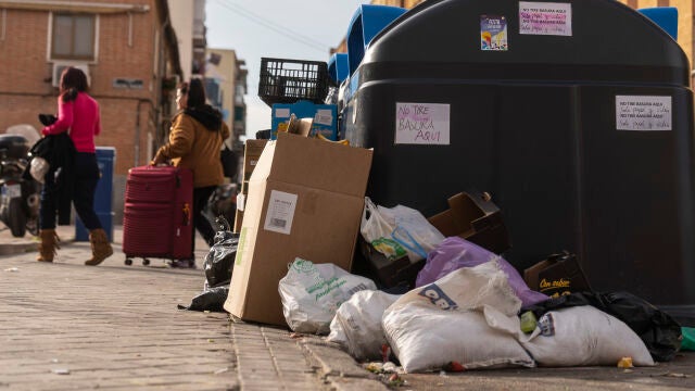 Basura fuera de los cubos en Usera. David Jar