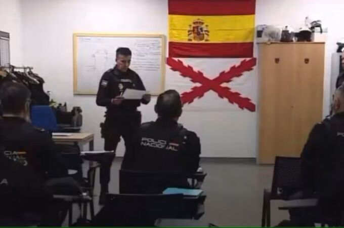 Bandera con una cruz de Borgoña en una comisaría de Policía en Las Palmas de Gran Canaria