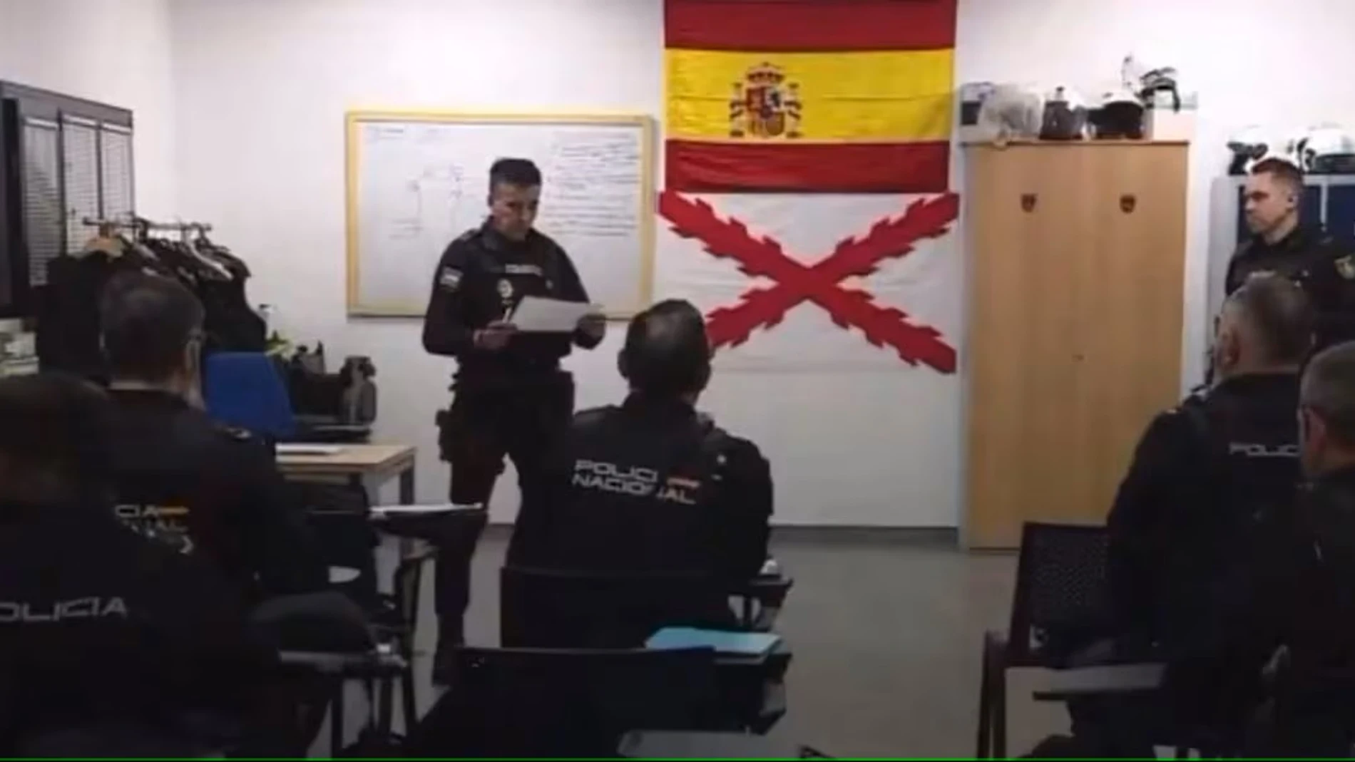 Bandera con una cruz de Borgoña en una comisaría de Policía en Las Palmas de Gran Canaria