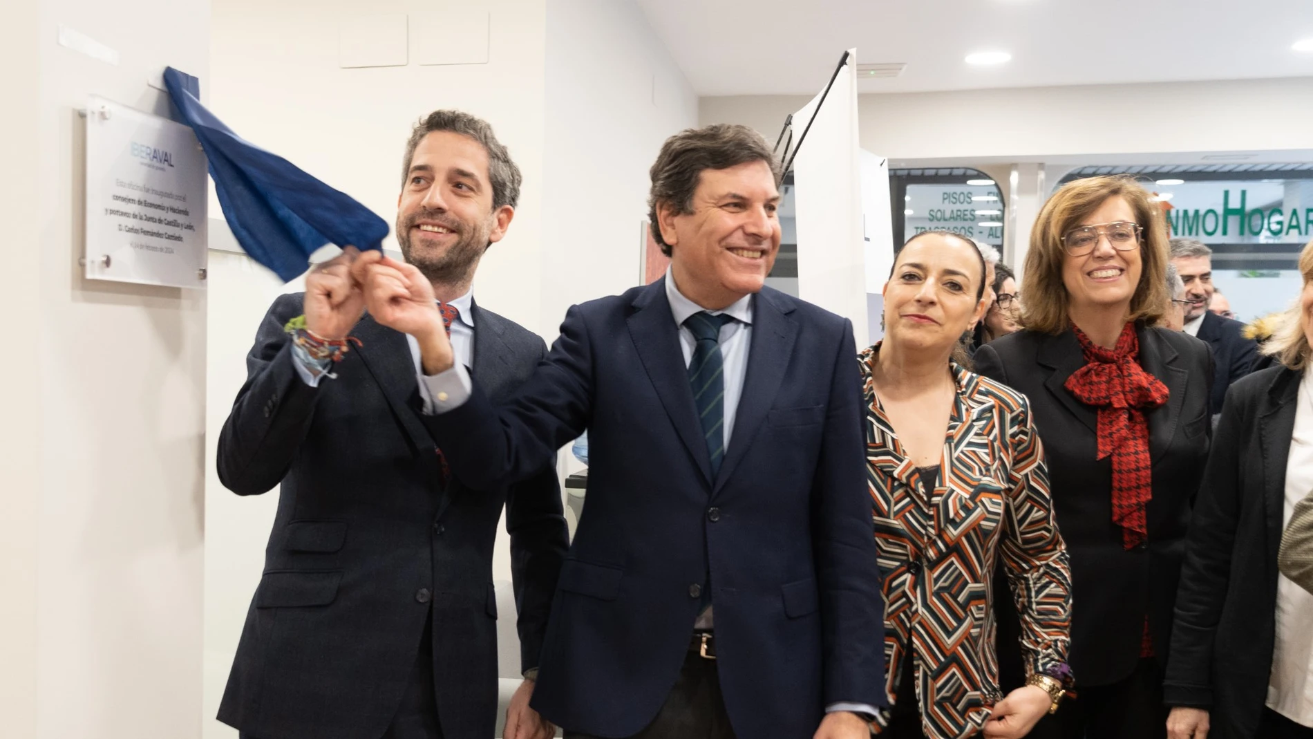 El presidente de Iberaval, César Pontvianne, inaugura la nueva sede de Palencia, junto a Carlos Fernández Carriedo, Ángeles Armisén y Miriam Andrés