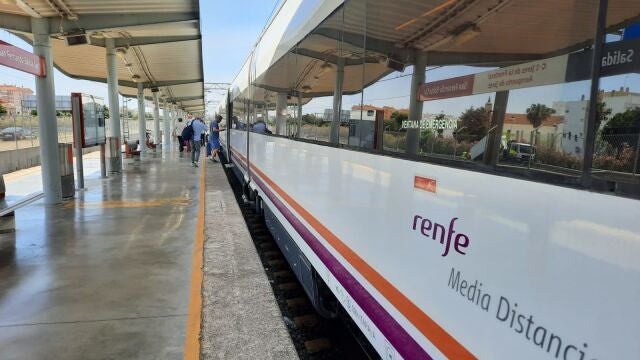 Imagen de archivo de un tren de Media Distancia. 