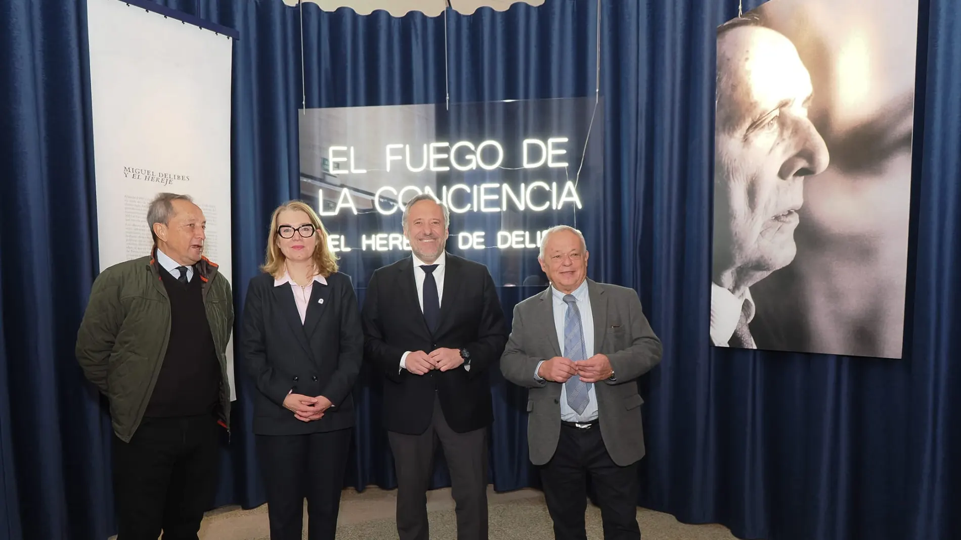 Eva Guillermina Fernández visita la exposición junto a Carlos Pollán, Gonzalo Santonja y Germán Delibes