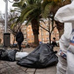 Basura fuera de los cubos en Usera. David Jar